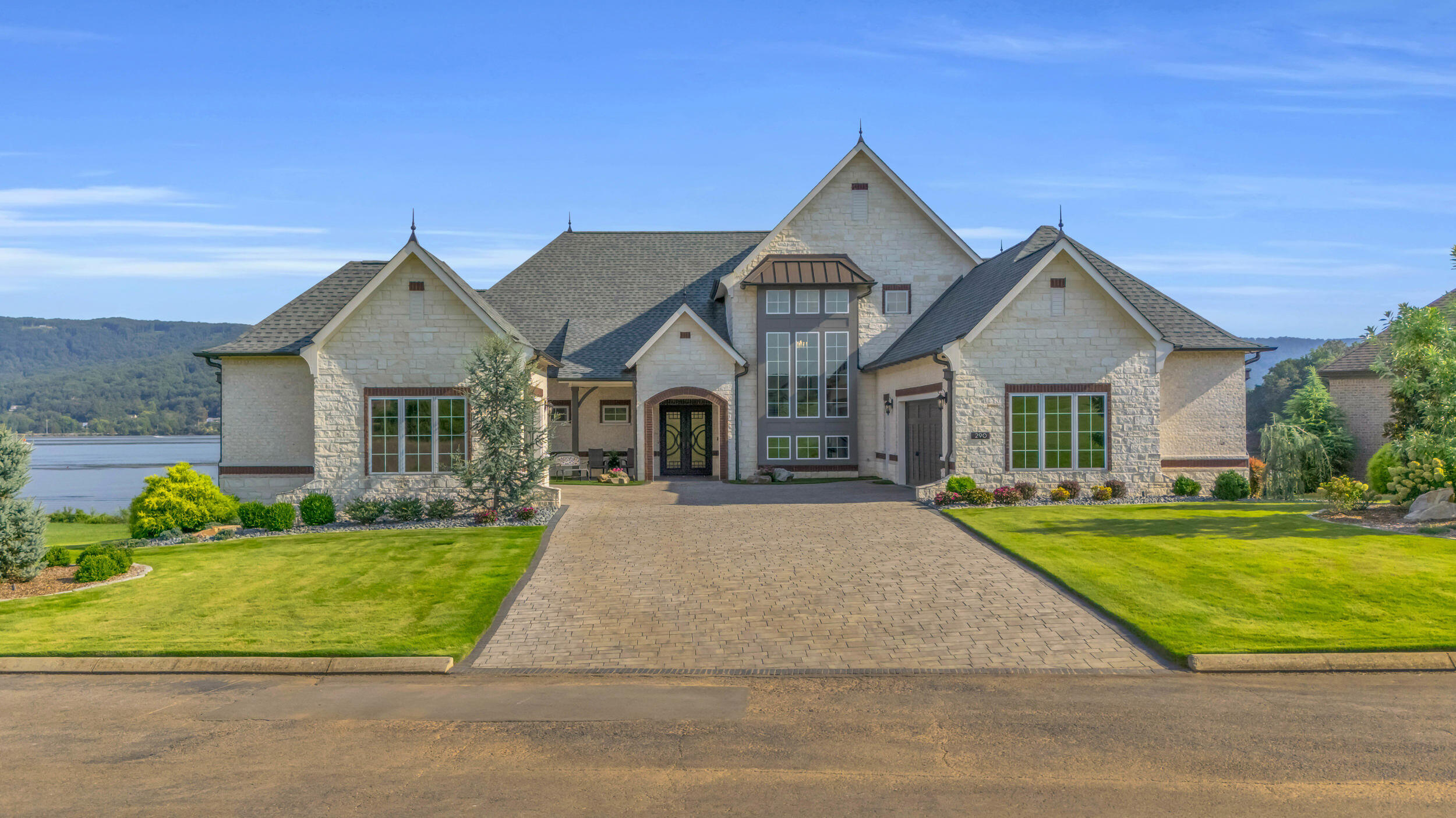 290 Edgewater Way