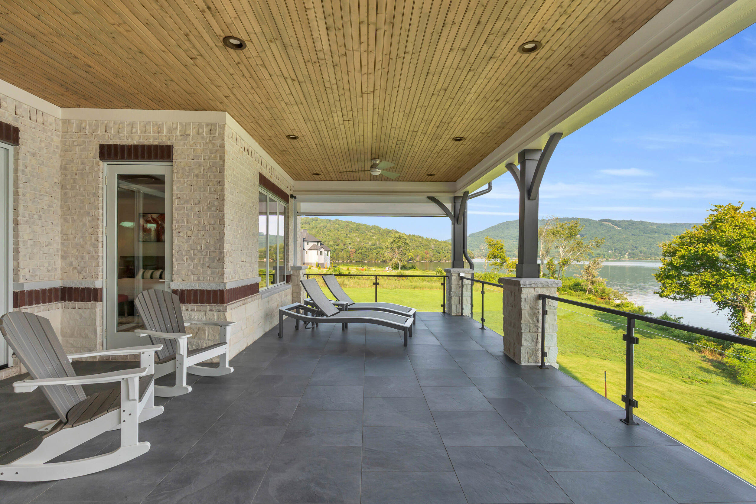 290 Edgewater Way
