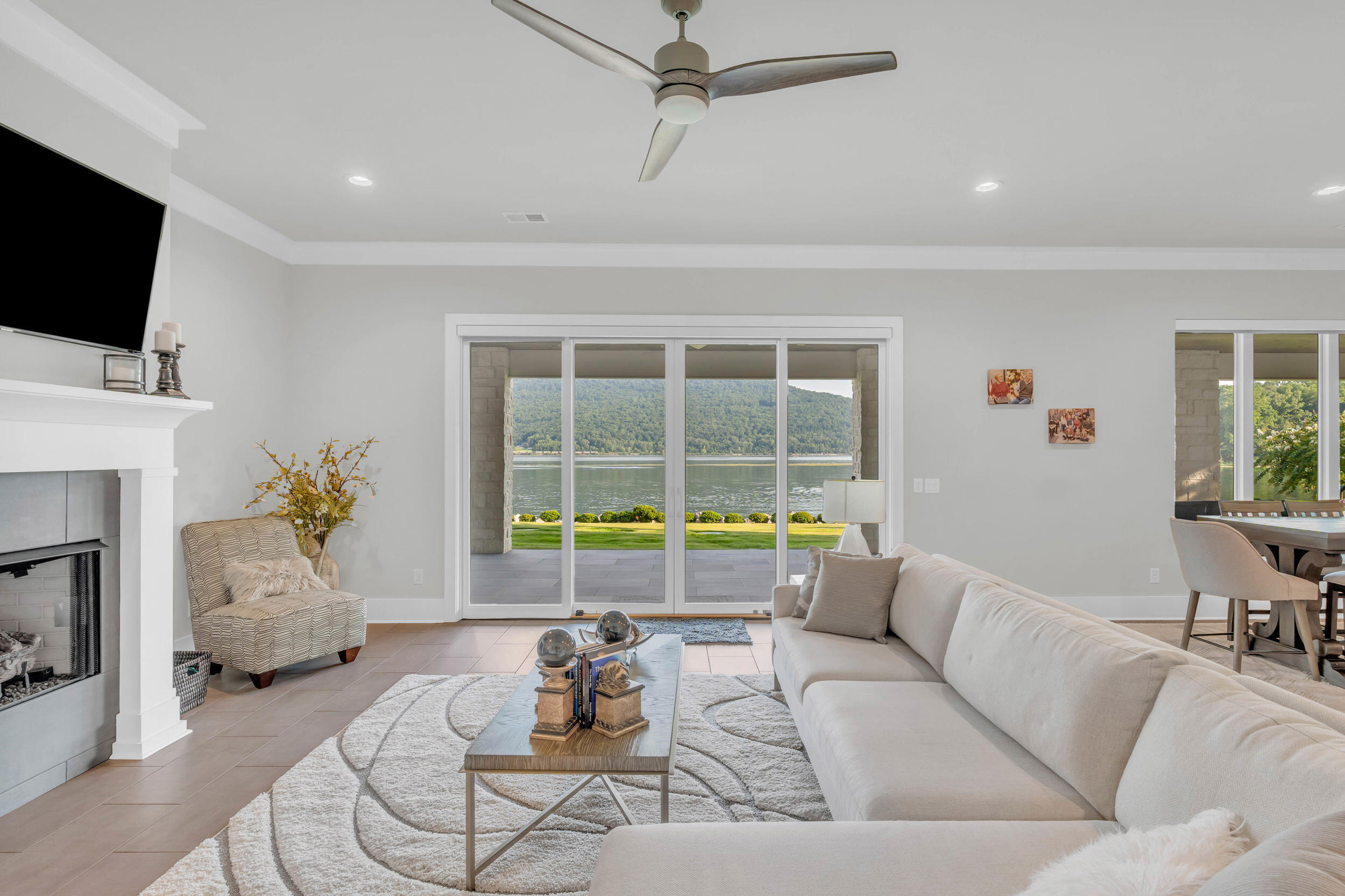 290 Edgewater Way