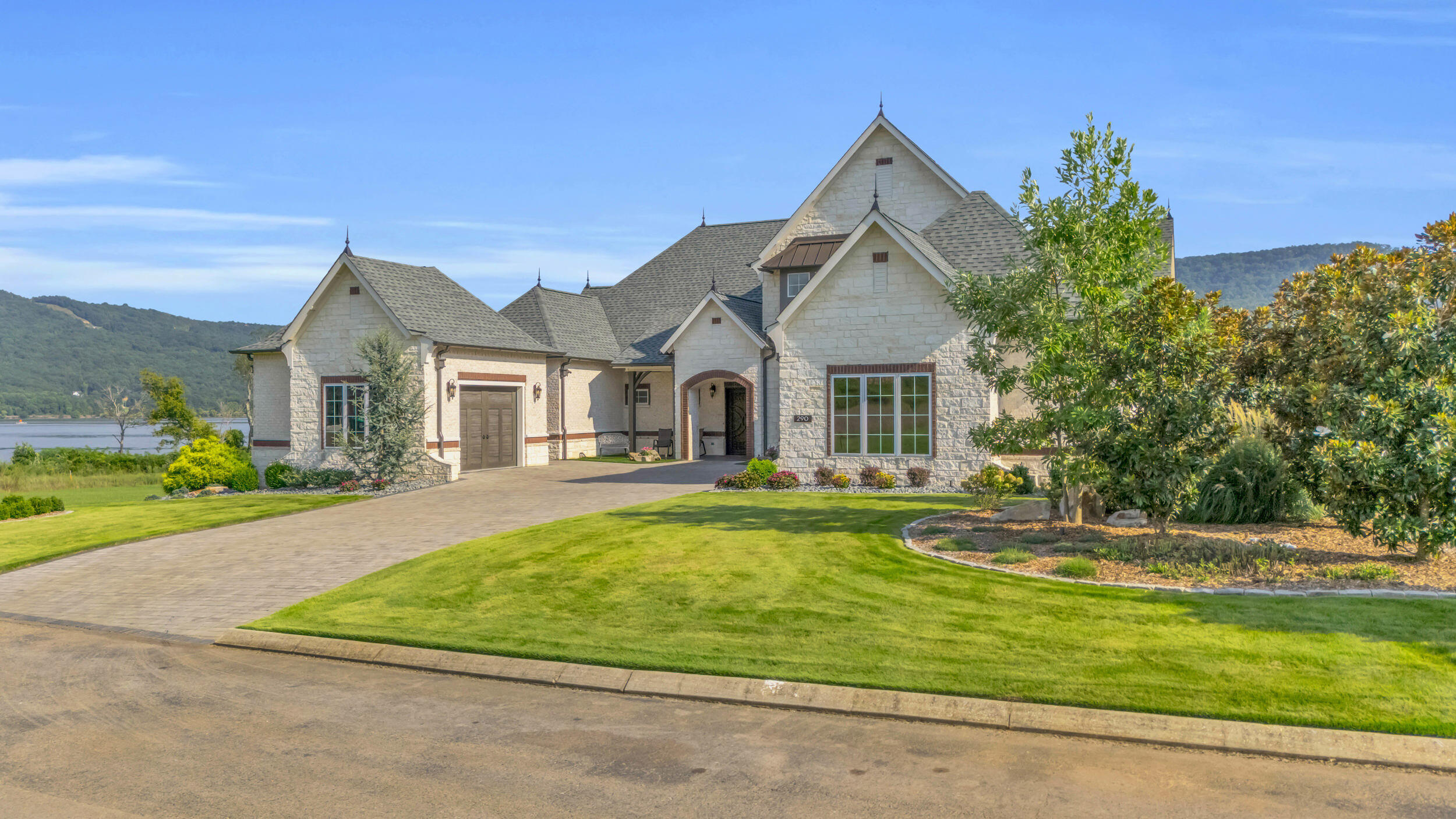 290 Edgewater Way