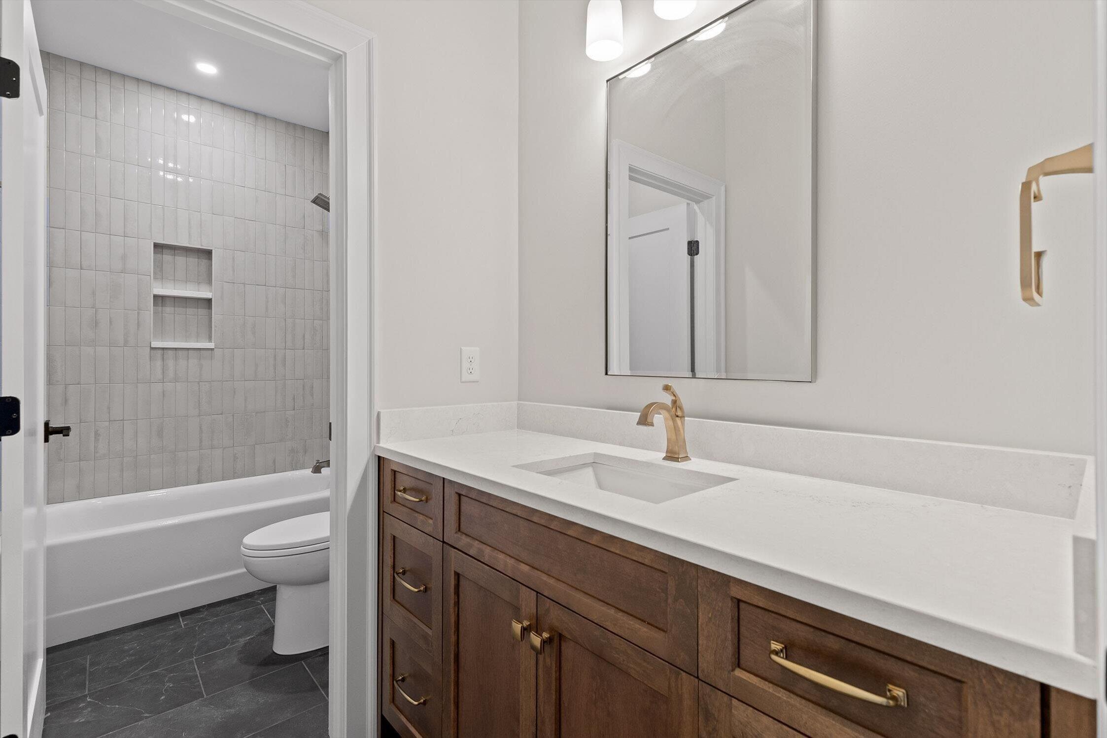 10946 London Tower Place, 64