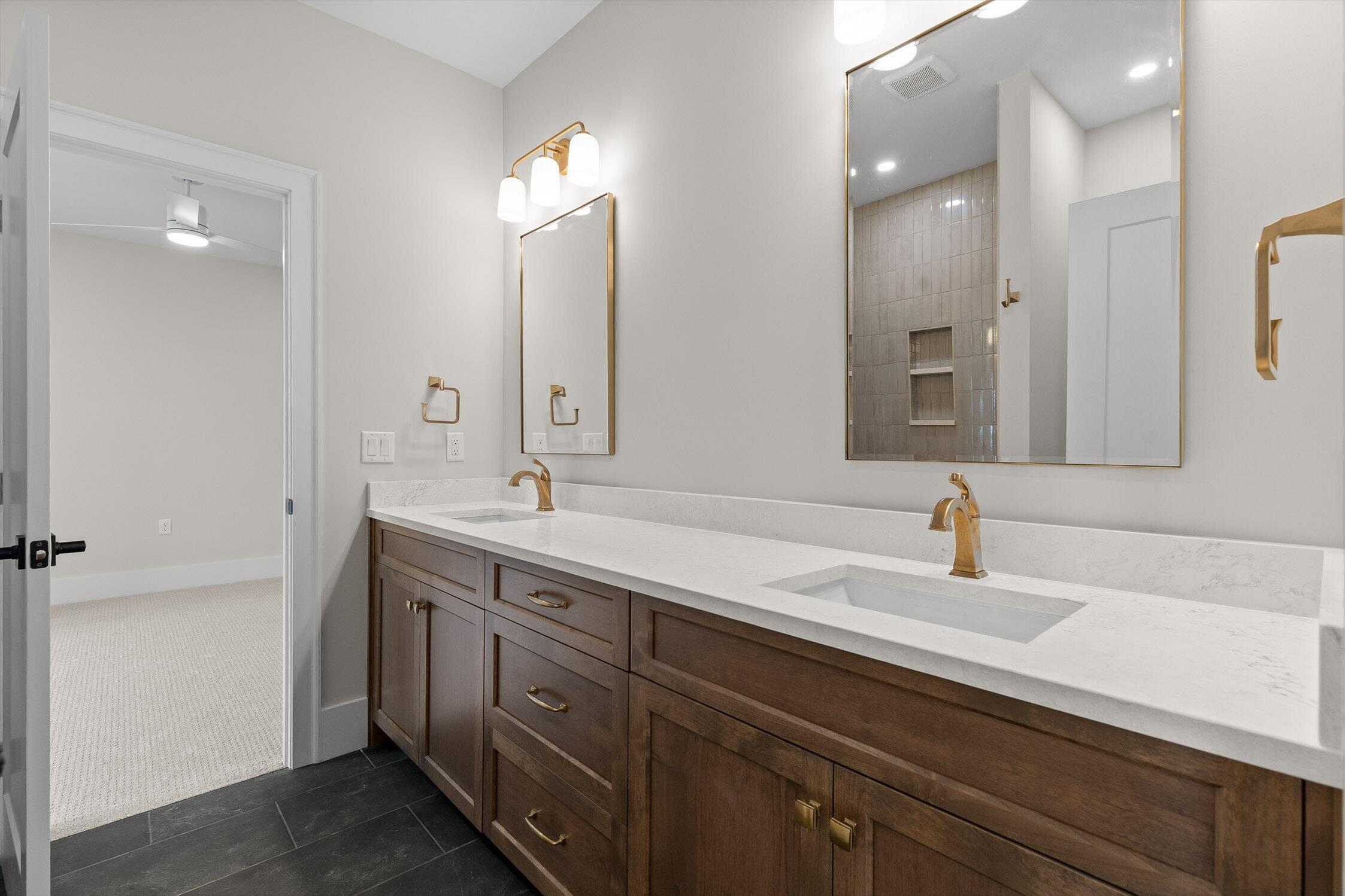 10946 London Tower Place, 64