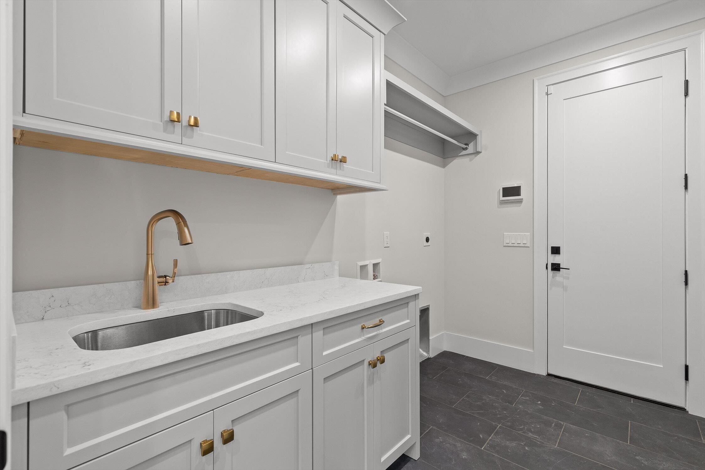 10946 London Tower Place, 64