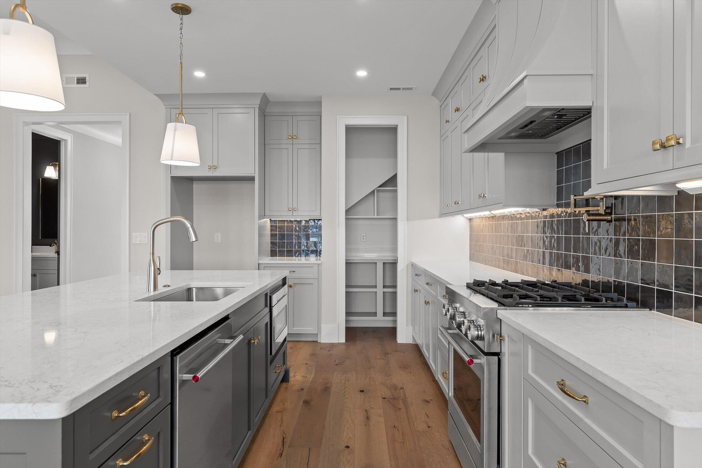 10946 London Tower Place, 64
