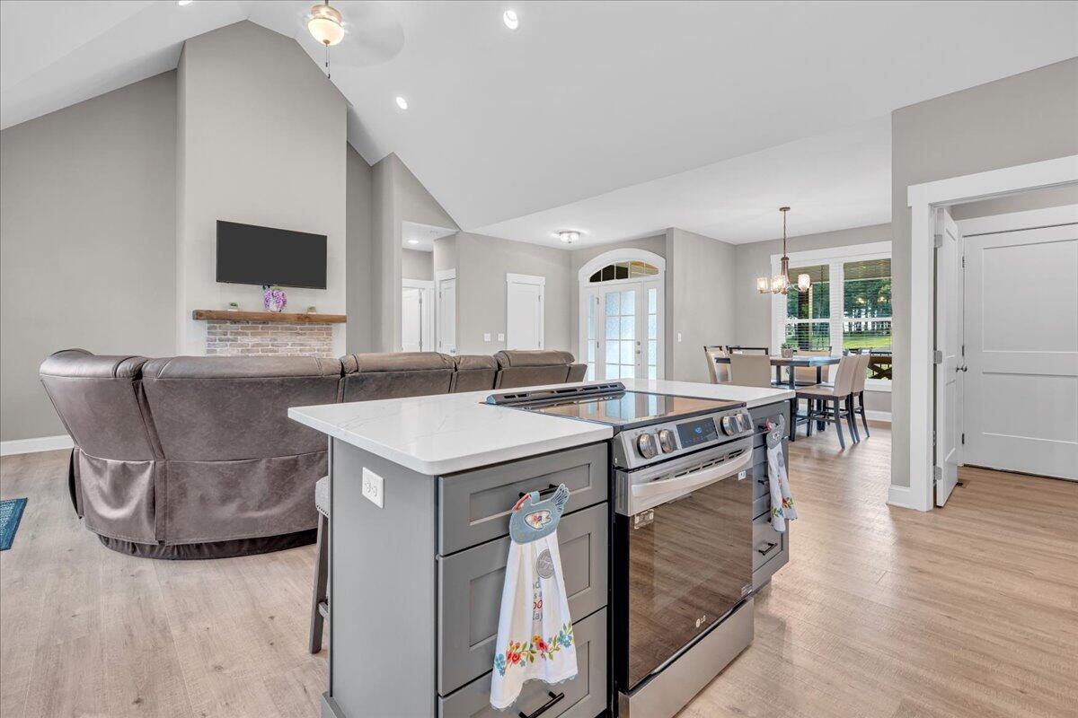 370 Cumberland Circle, Sv342