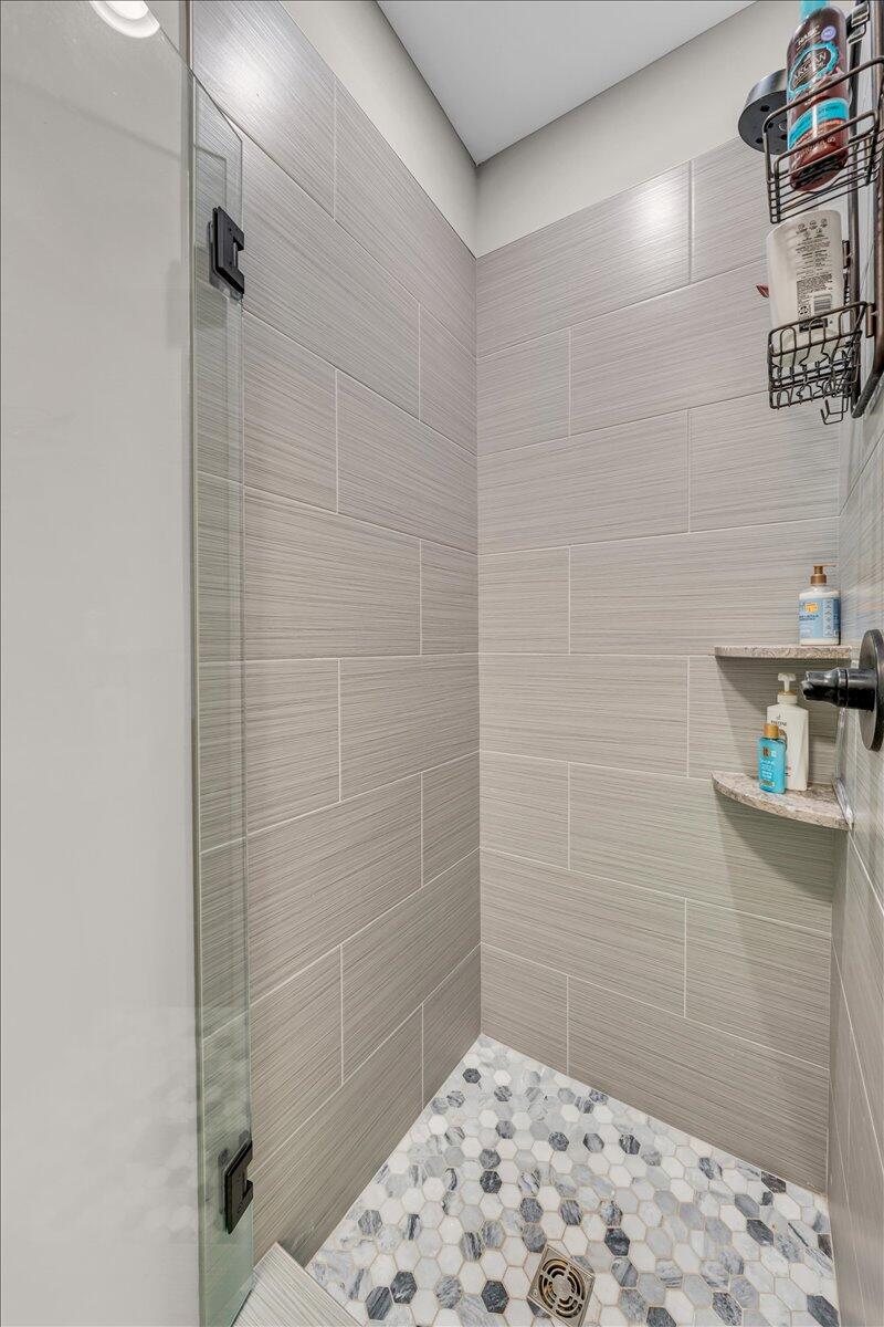 370 Cumberland Circle, Sv342