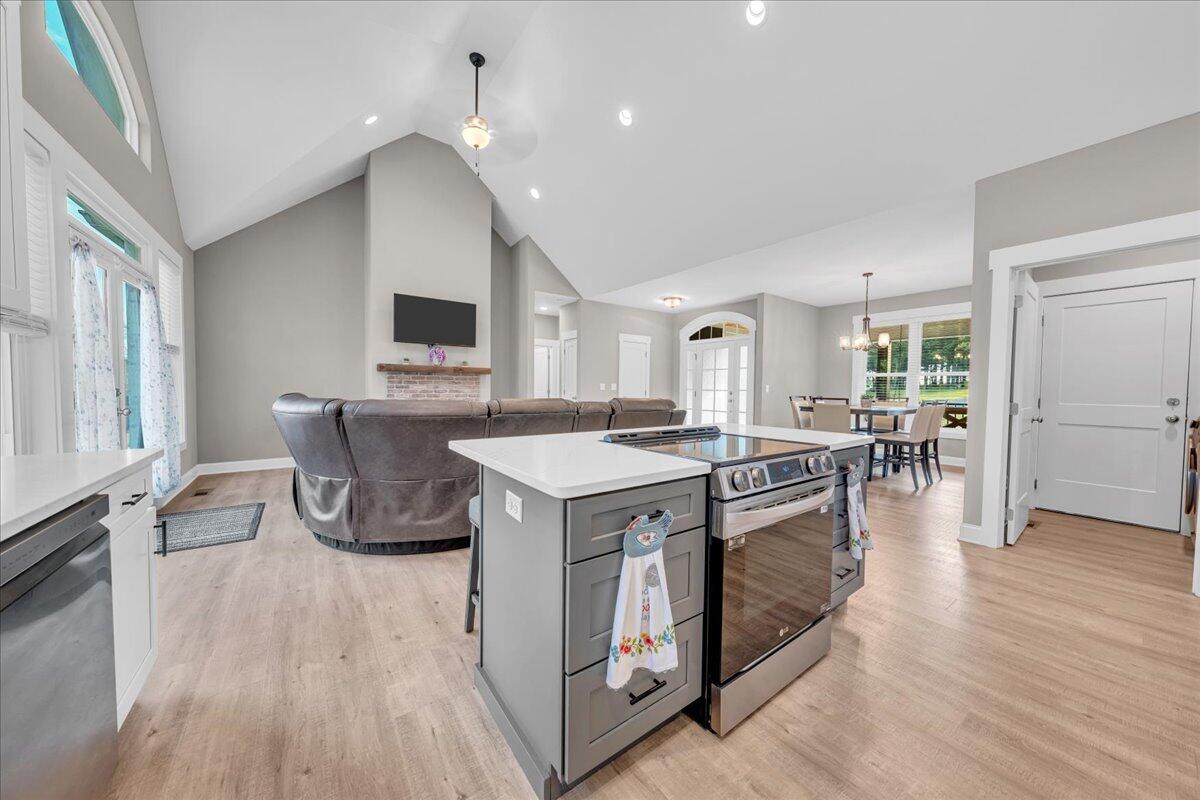 370 Cumberland Circle, Sv342