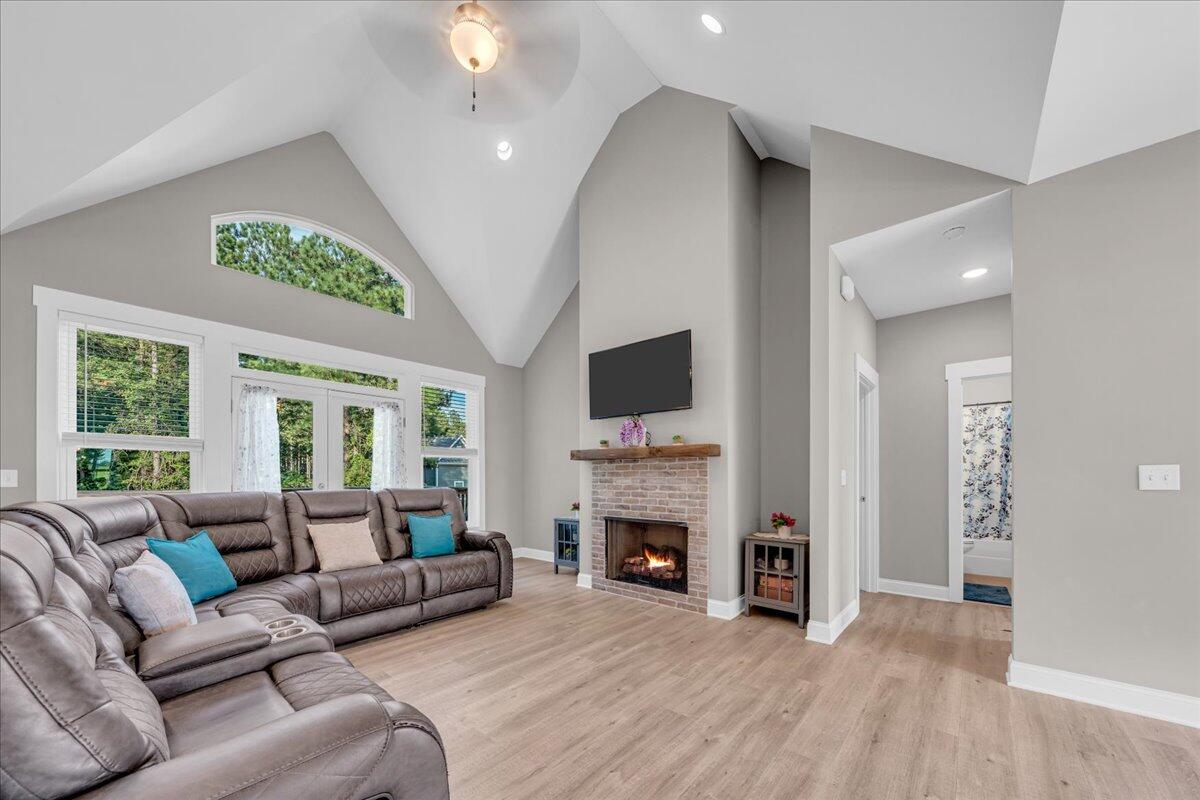 370 Cumberland Circle, Sv342