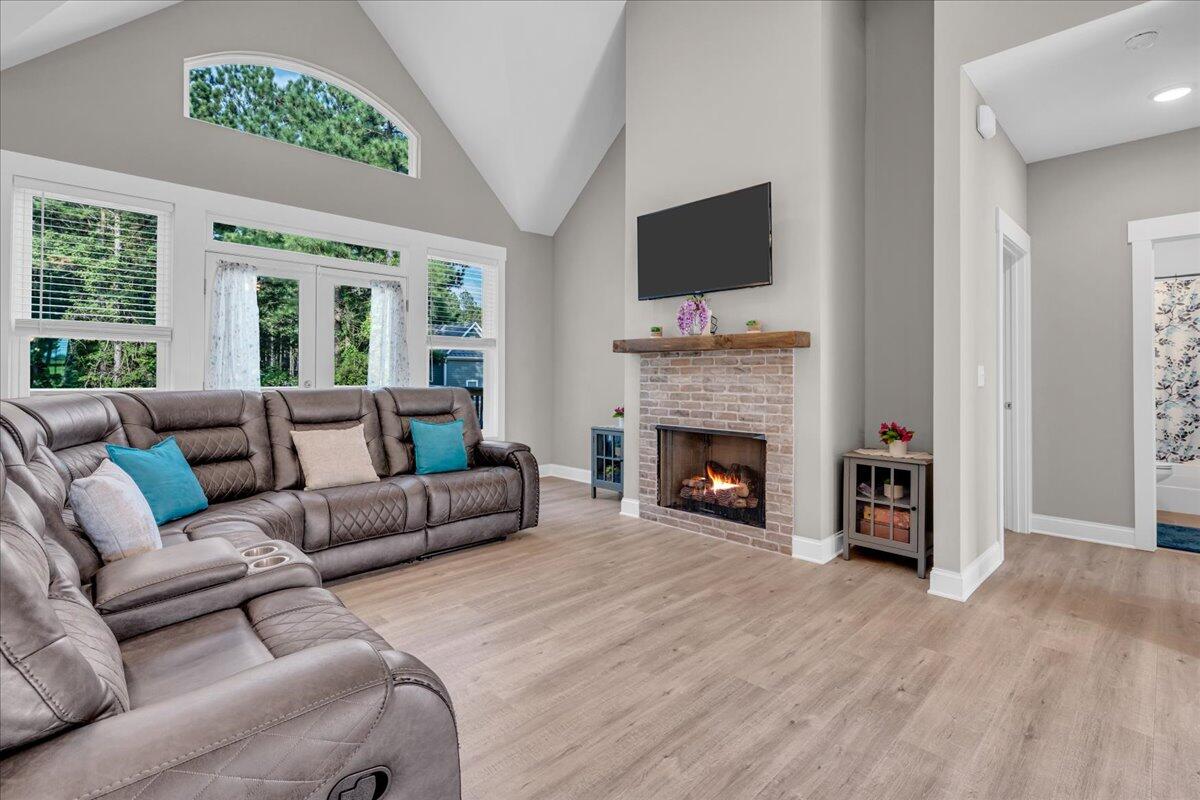 370 Cumberland Circle, Sv342