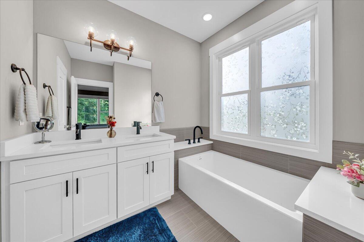 370 Cumberland Circle, Sv342