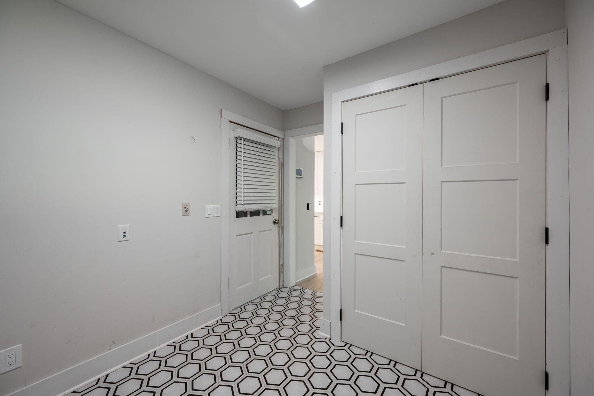 7015 Leslie Dell Lane