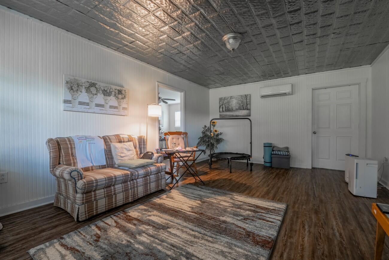 272 NW Fairview Road NW