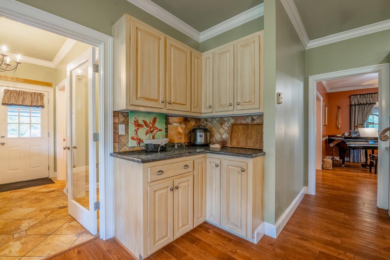 272 NW Fairview Road NW