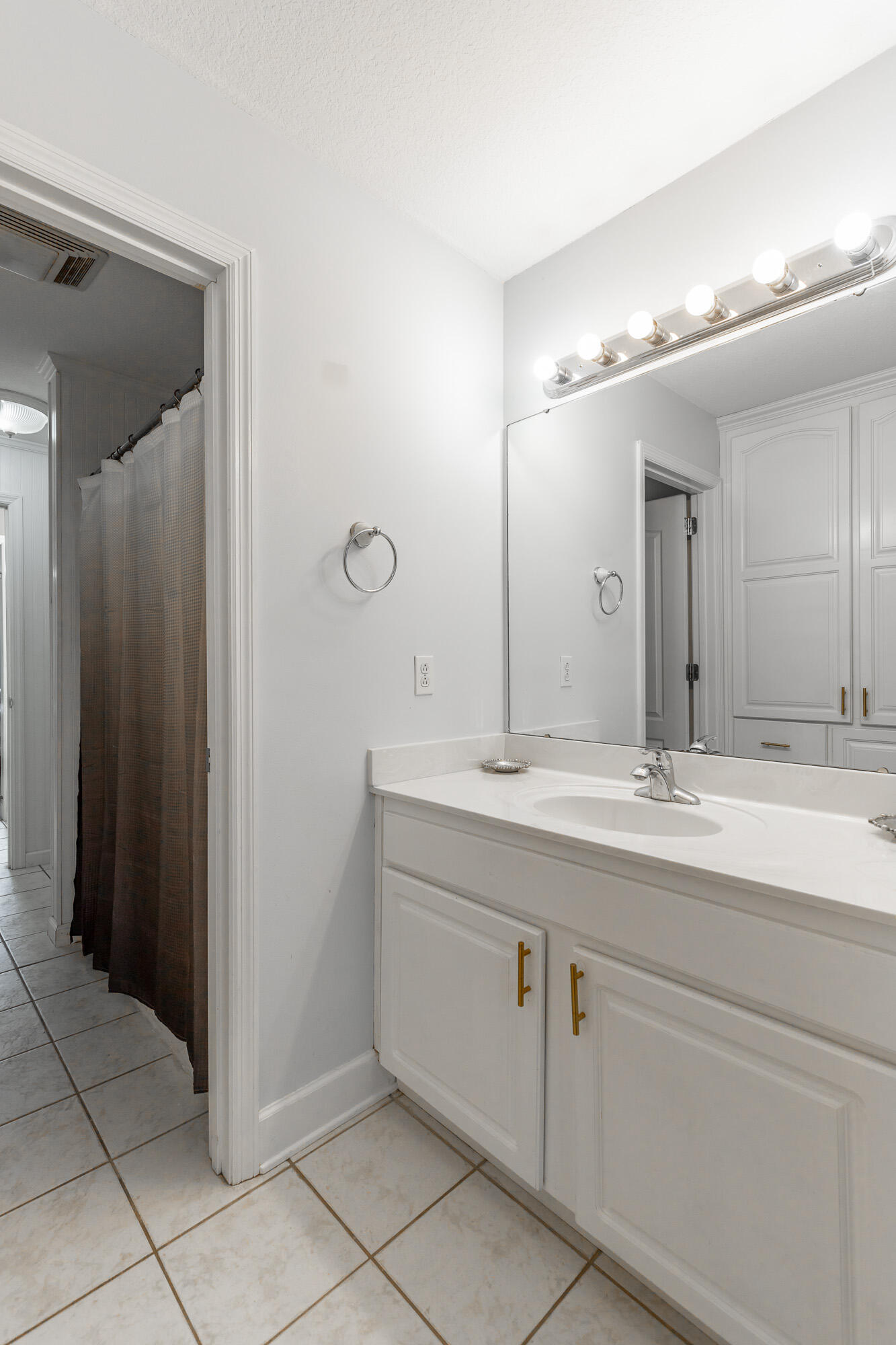 232 E Tennant Circle