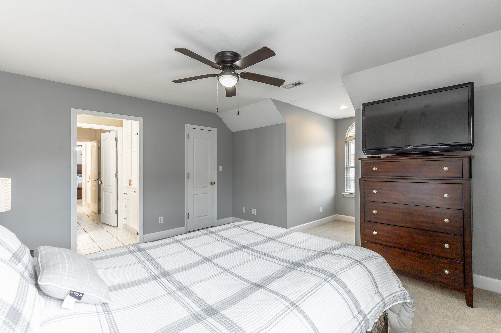 232 E Tennant Circle