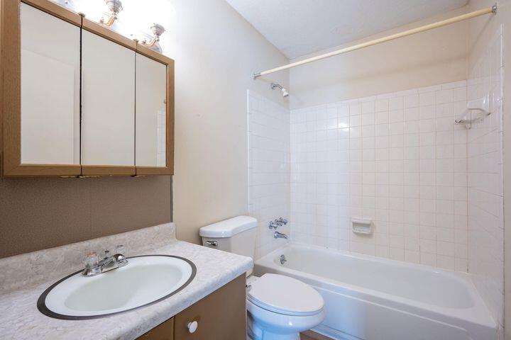 5041/5043 Shoals Lane