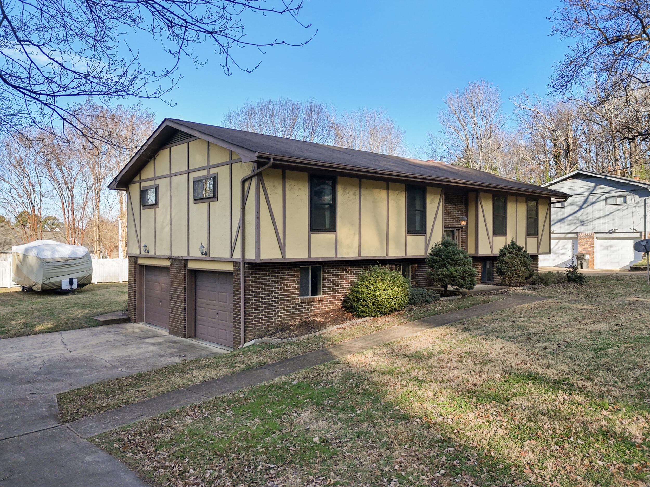 909 Chestnut Wood Lane