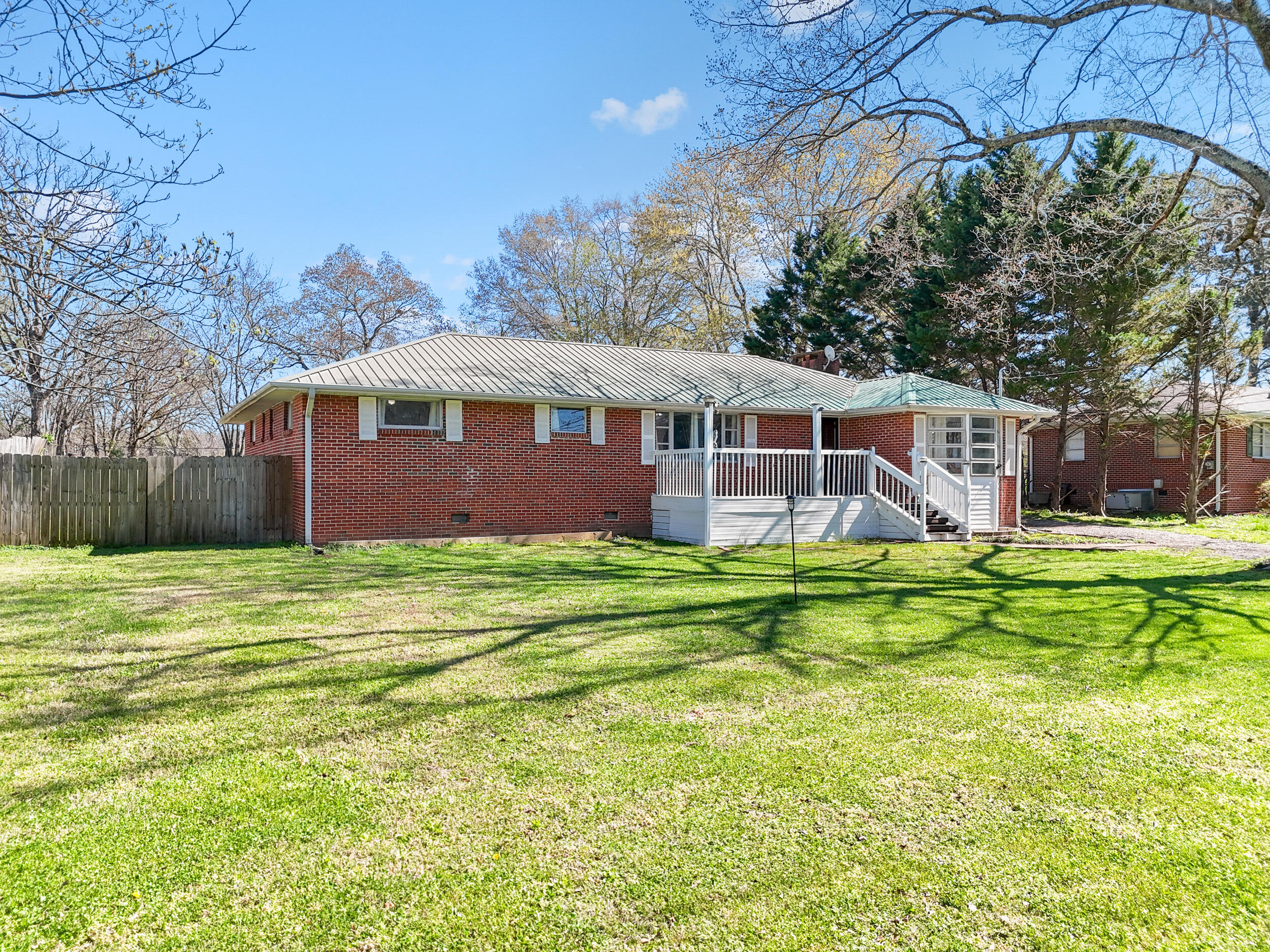 902 Lindsay Avenue