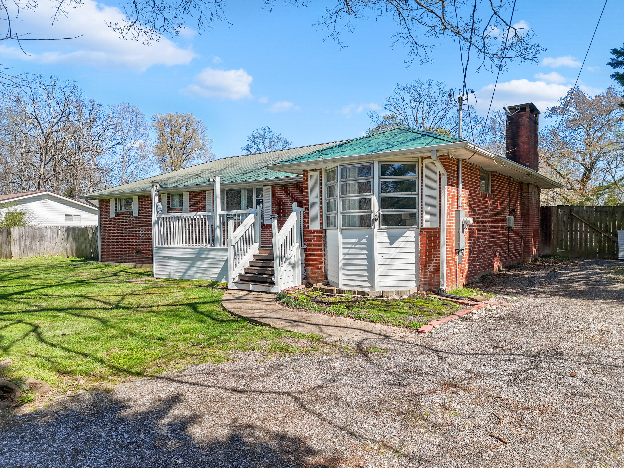 902 Lindsay Avenue
