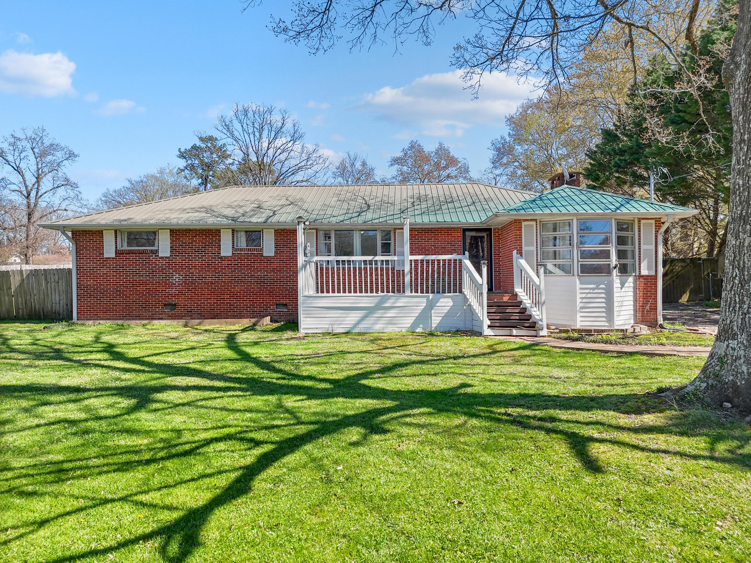 902 Lindsay Avenue