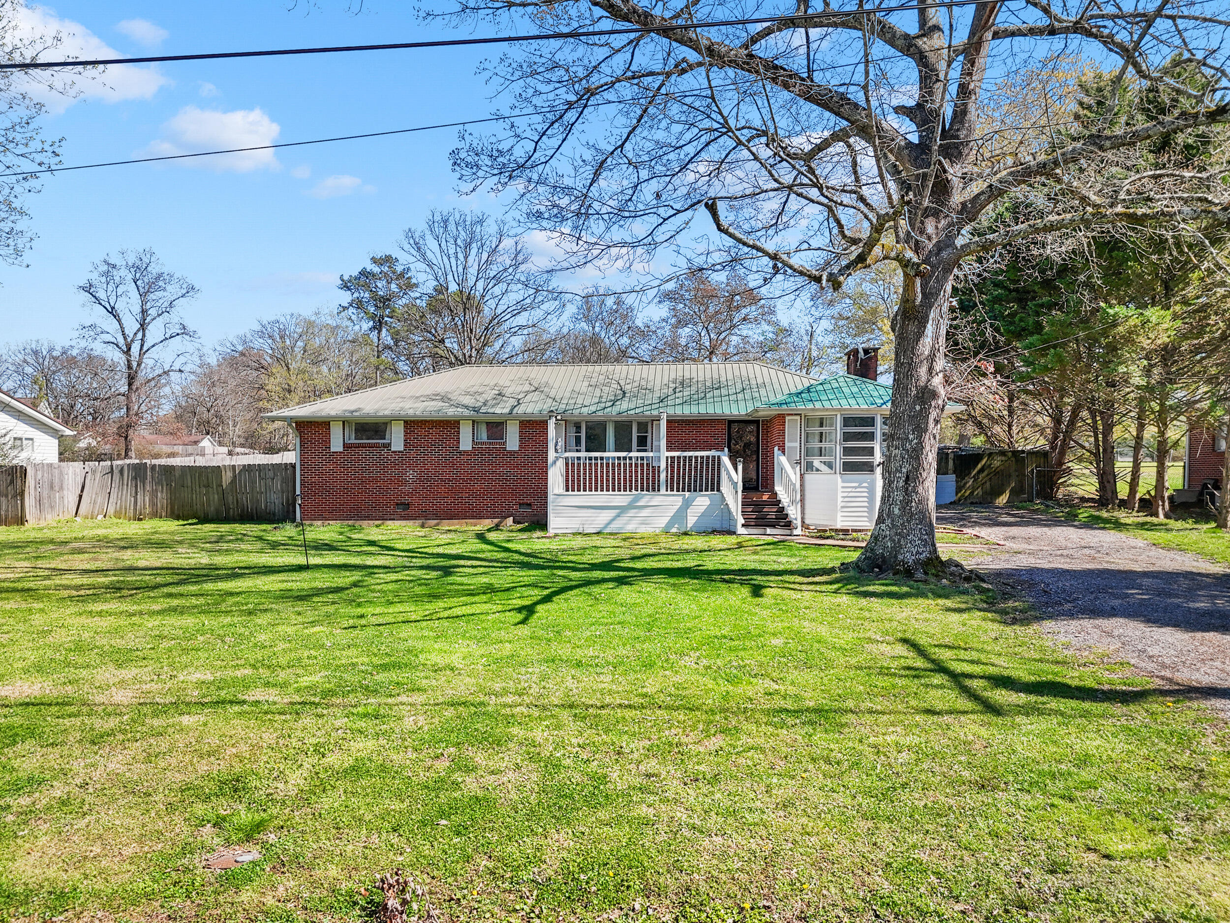 902 Lindsay Avenue