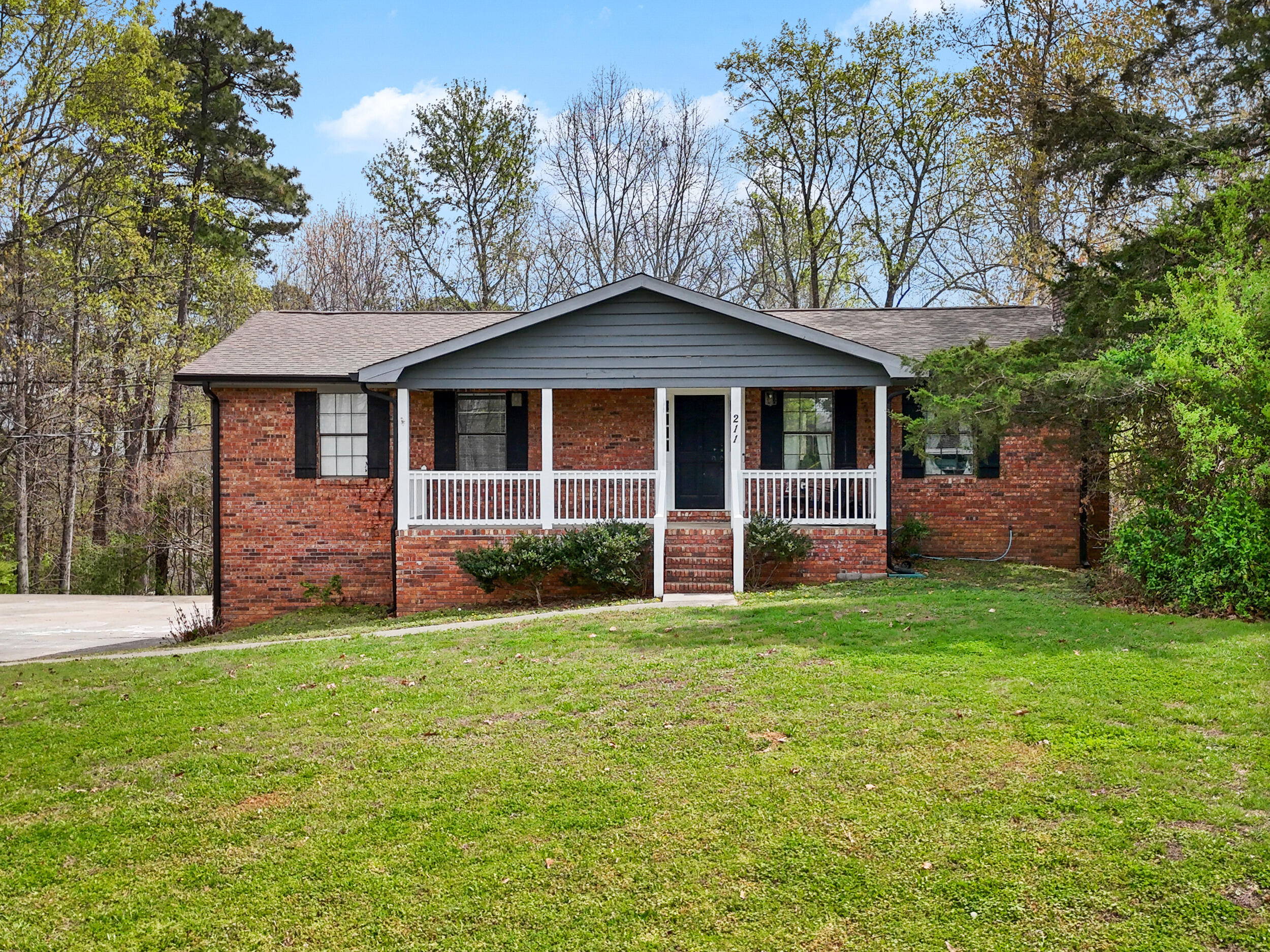 211 Lakeview Drive SE