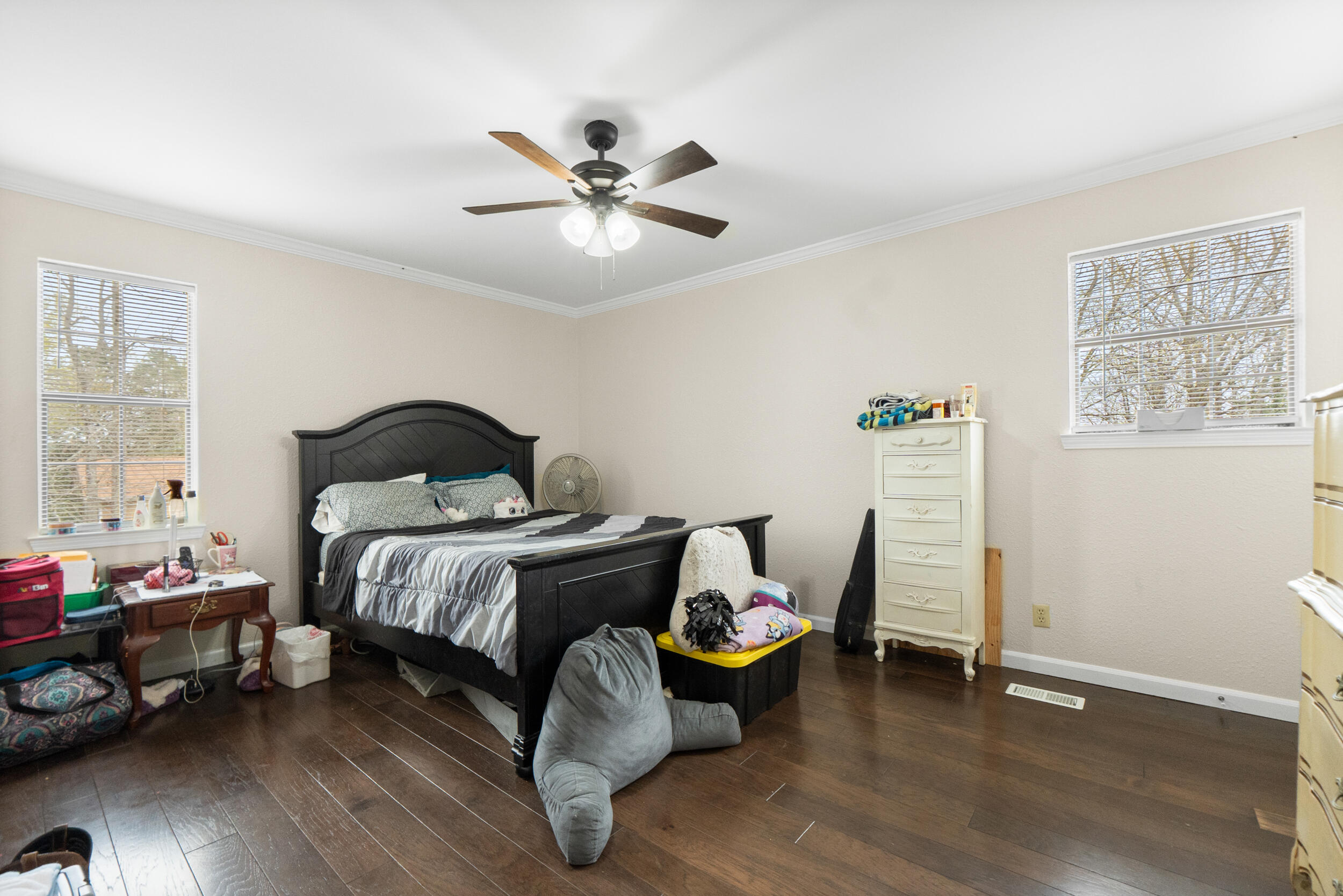 211 Lakeview Drive SE