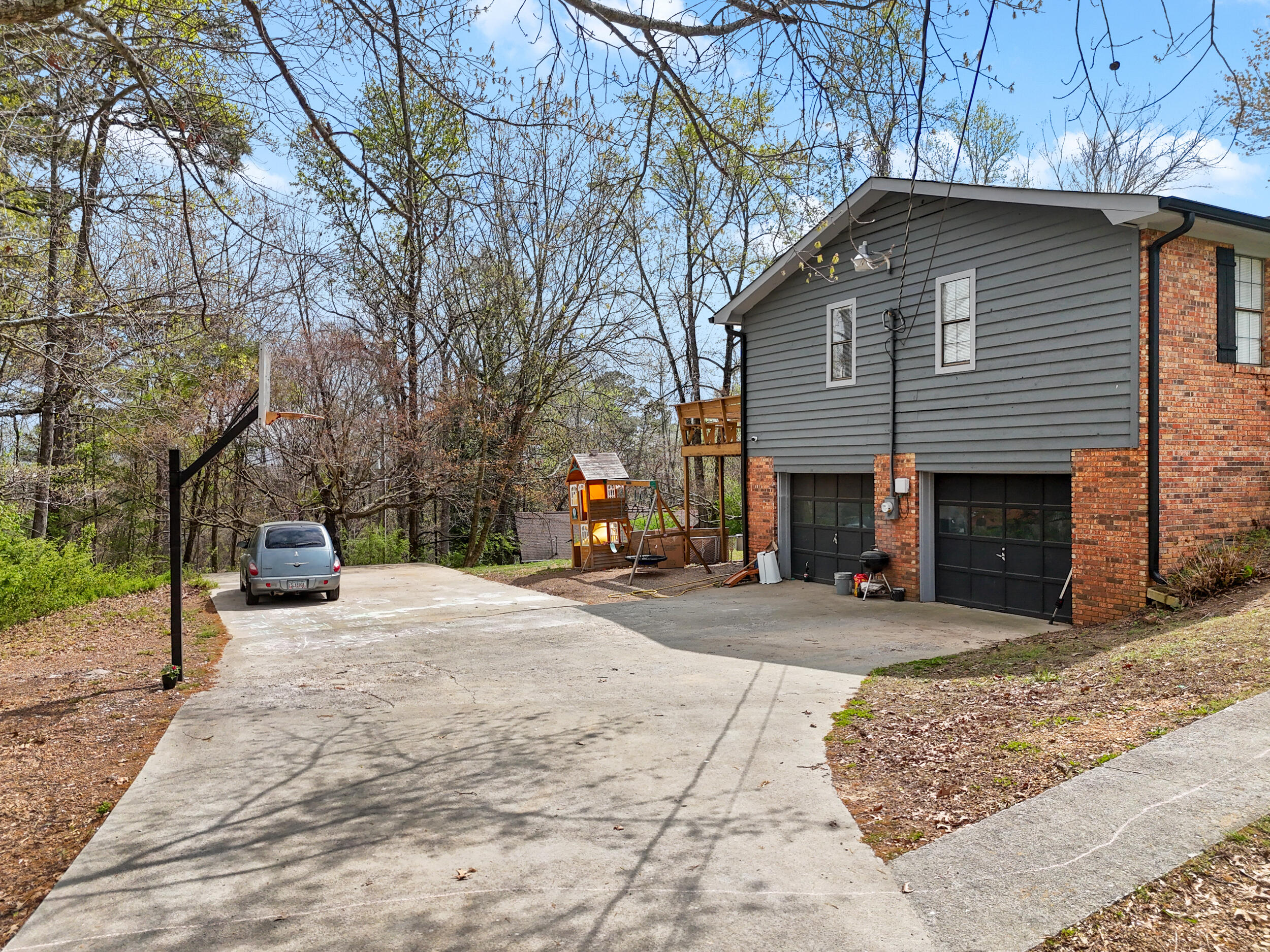 211 Lakeview Drive SE