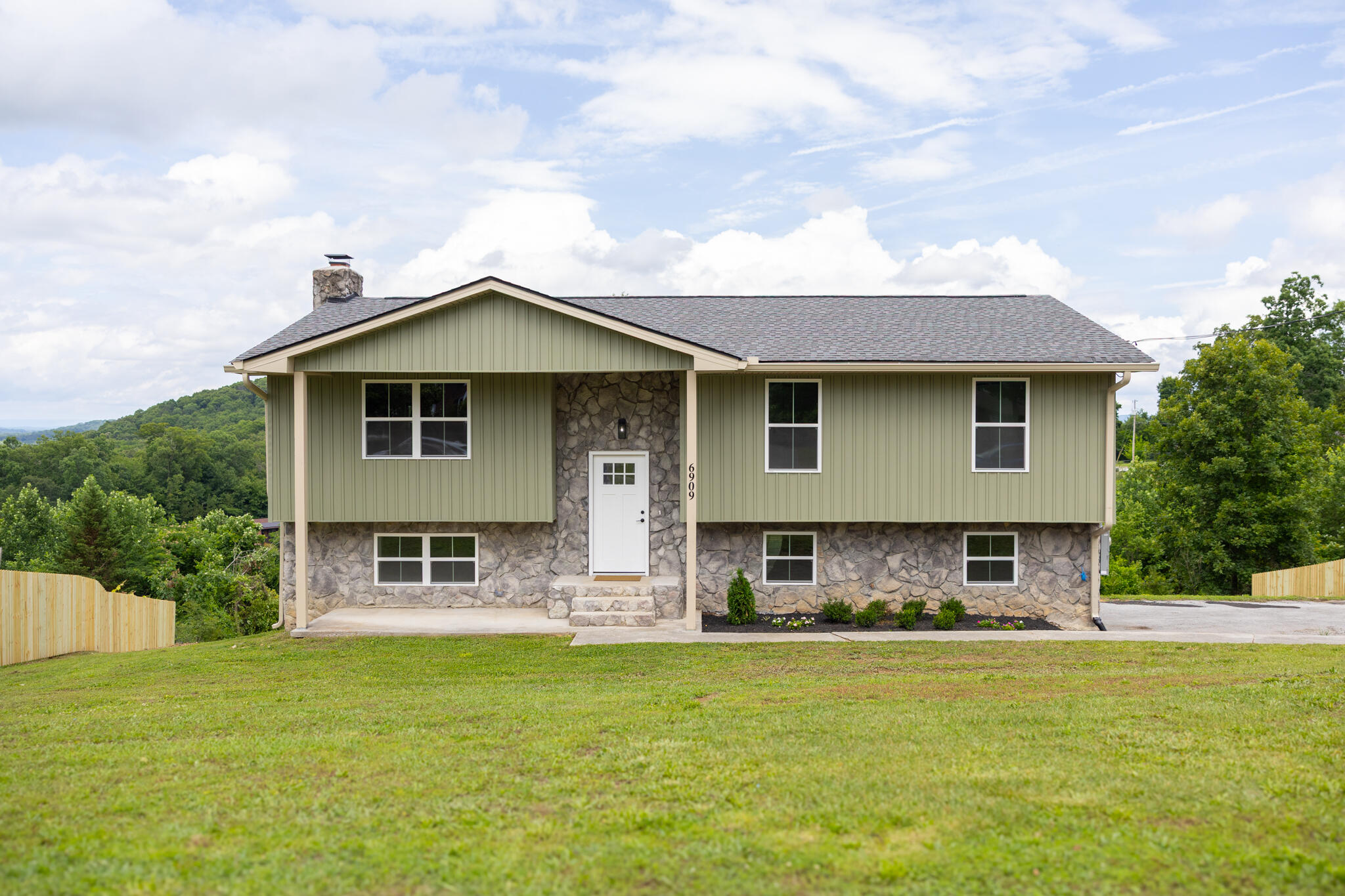 6909 Sandy Cove Drive