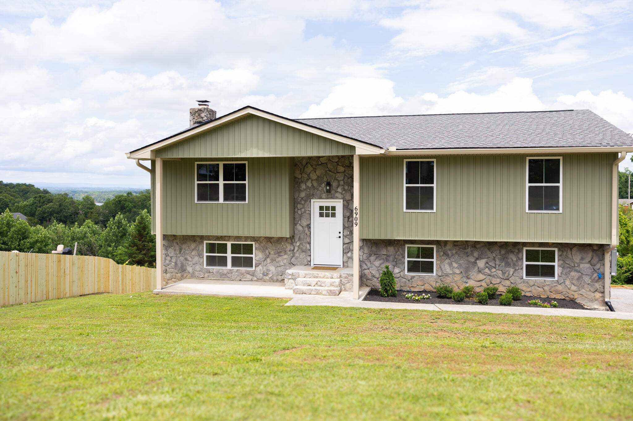 6909 Sandy Cove Drive