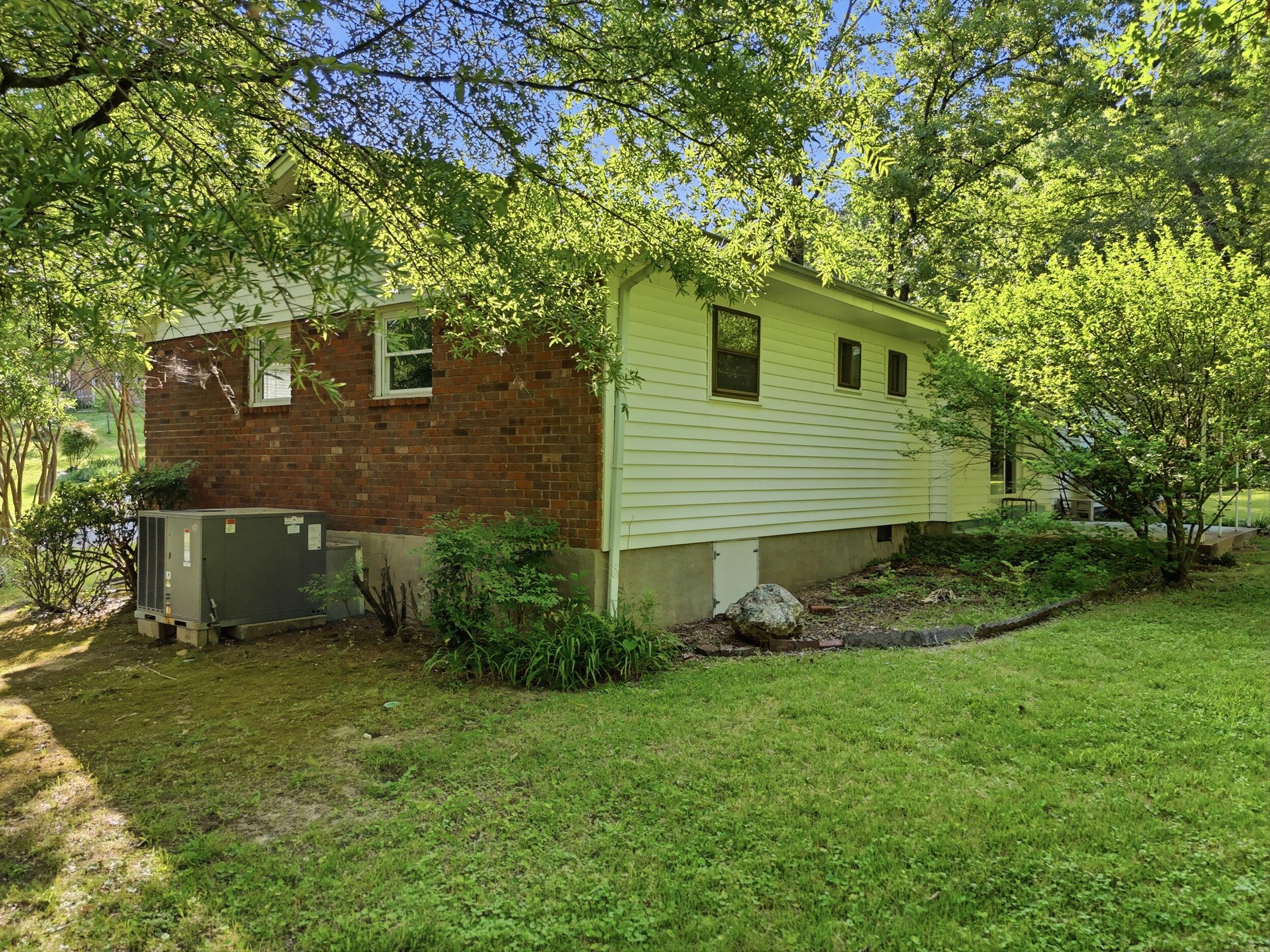 945 Brynwood Terrace