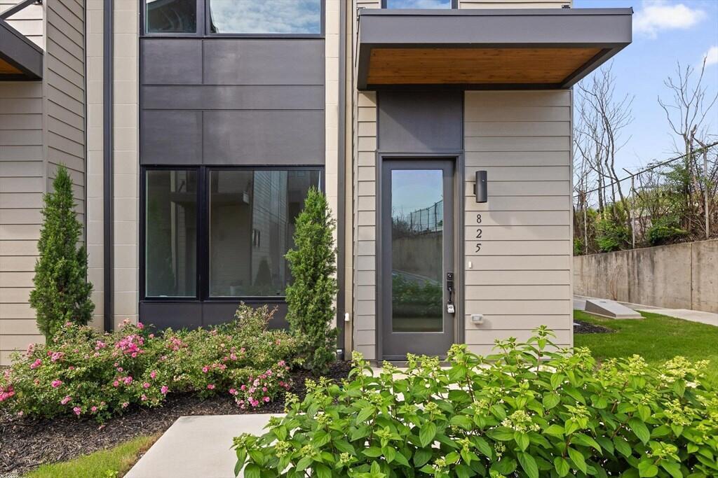 825 Burnside Place