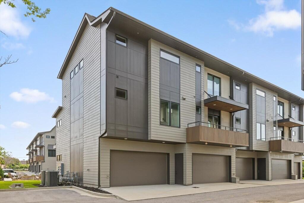825 Burnside Place