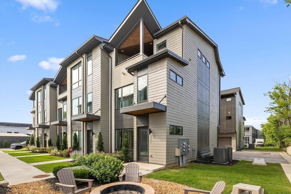 825 Burnside Place