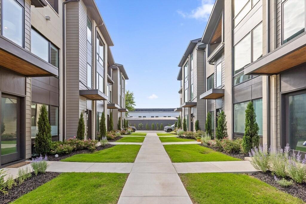 825 Burnside Place