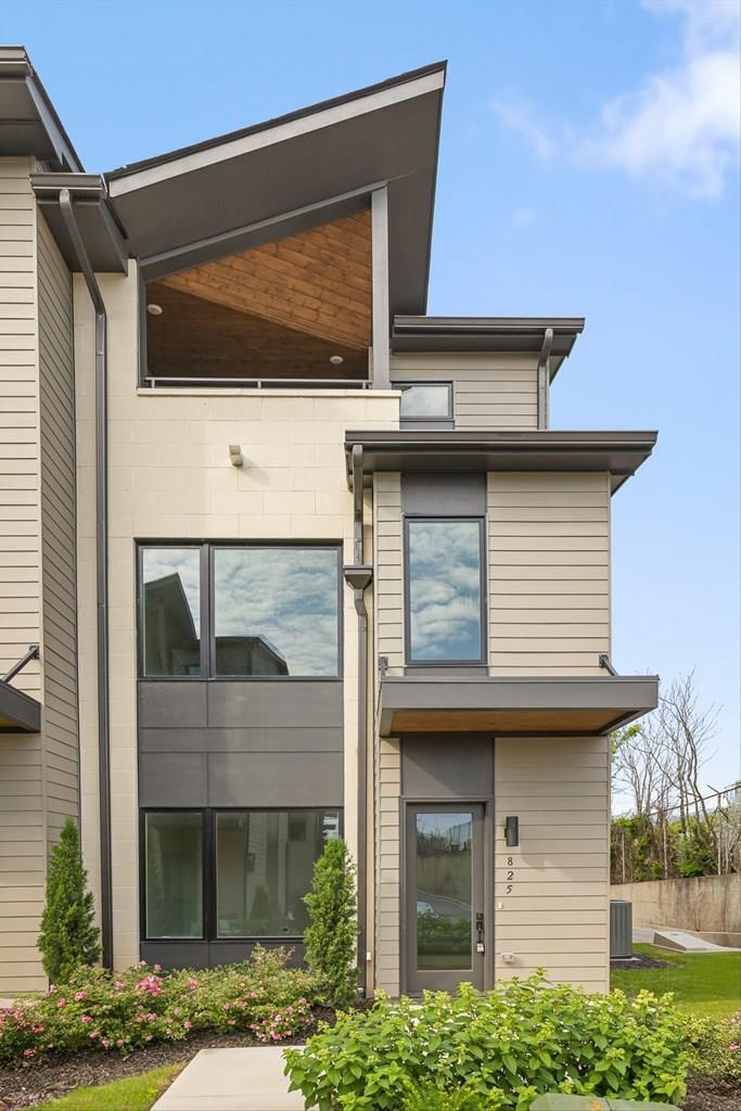 825 Burnside Place