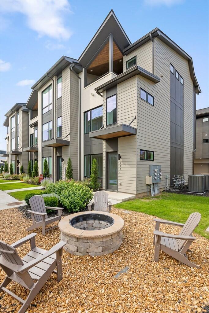 825 Burnside Place