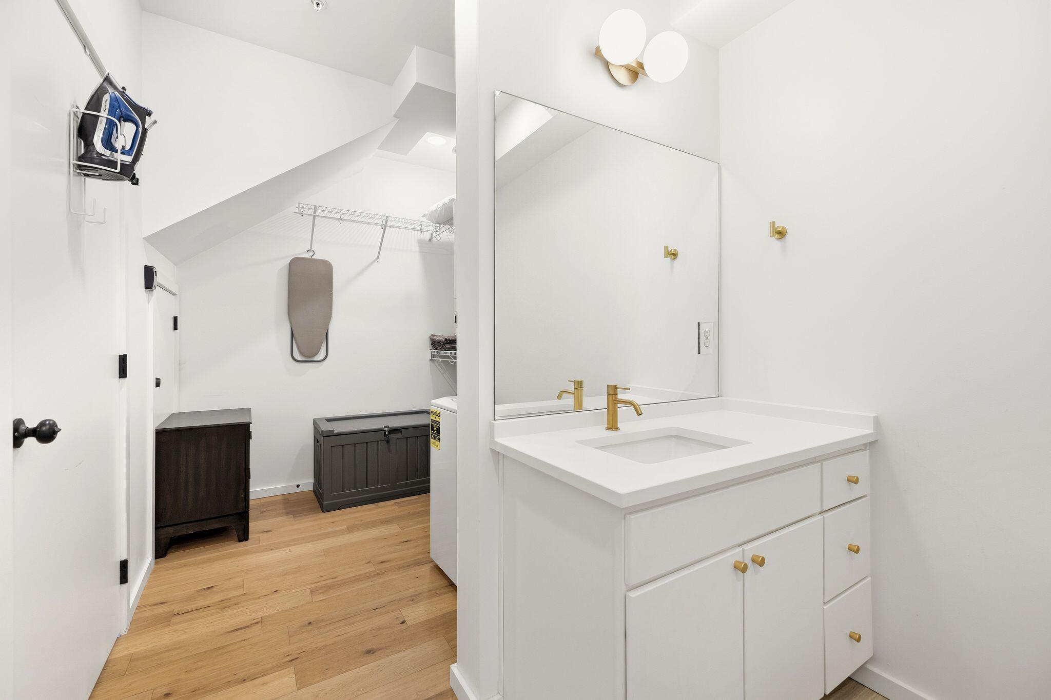 121 Old Mountain Road, 121