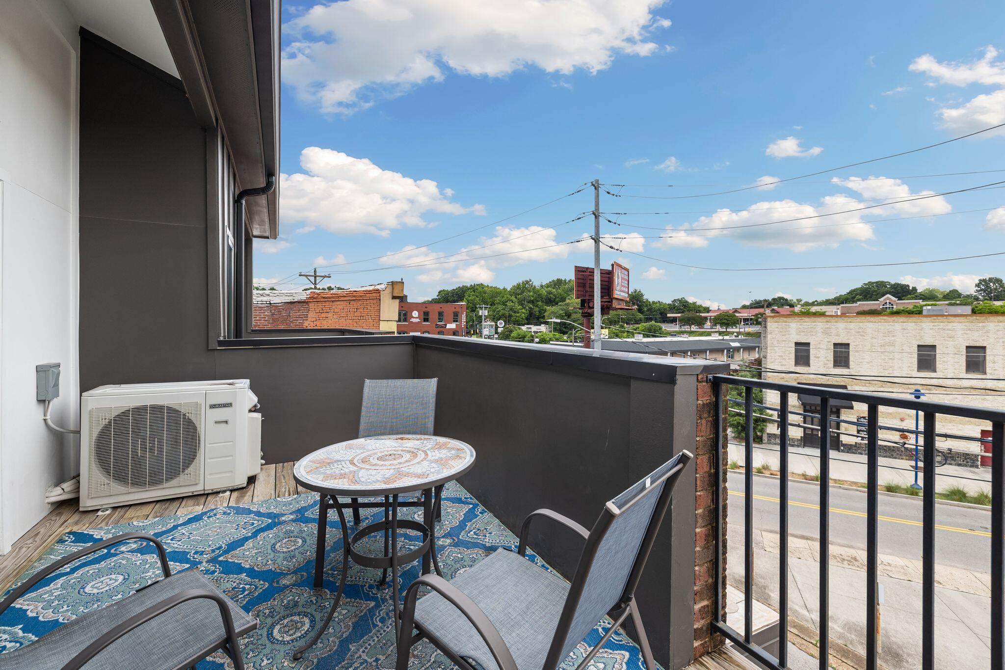 121 Old Mountain Road, 121