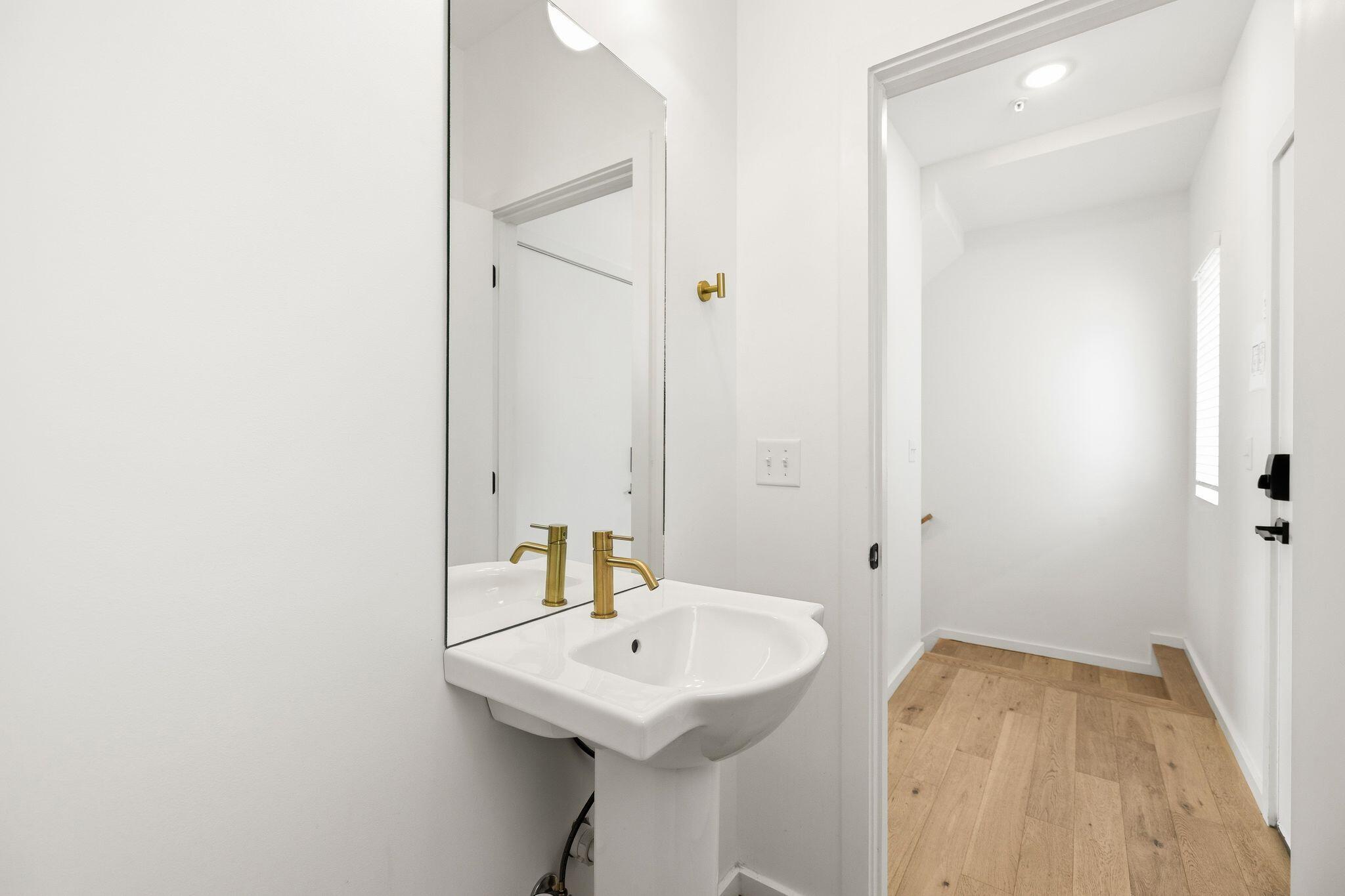 121 Old Mountain Road, 121