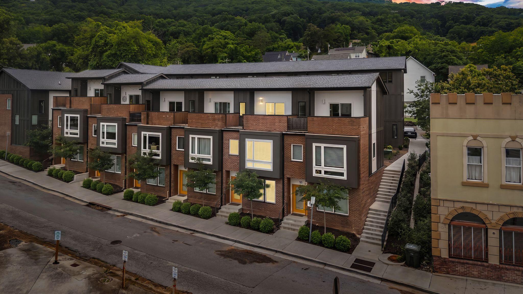121 Old Mountain Road, 121