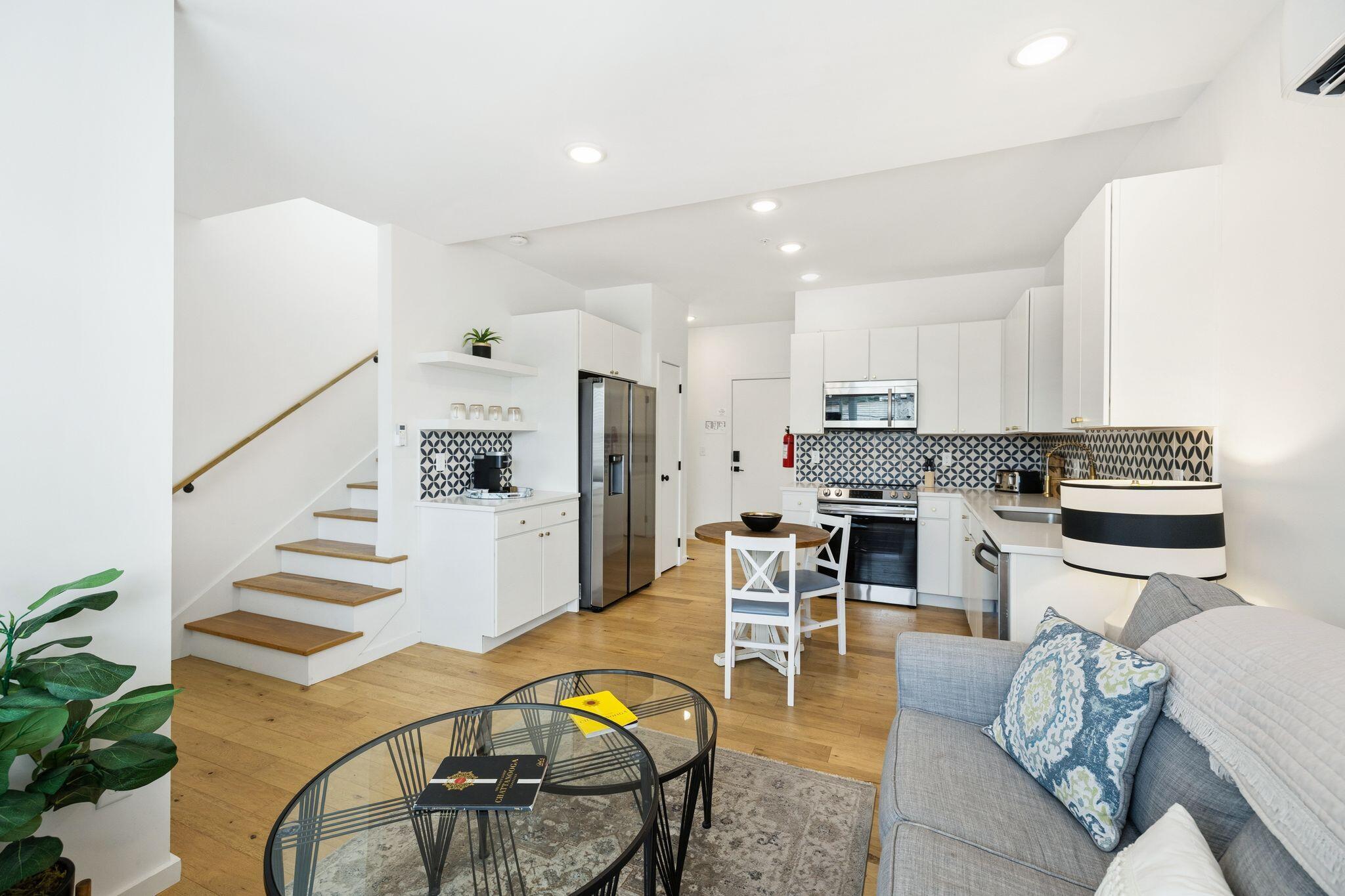 121 Old Mountain Road, 121
