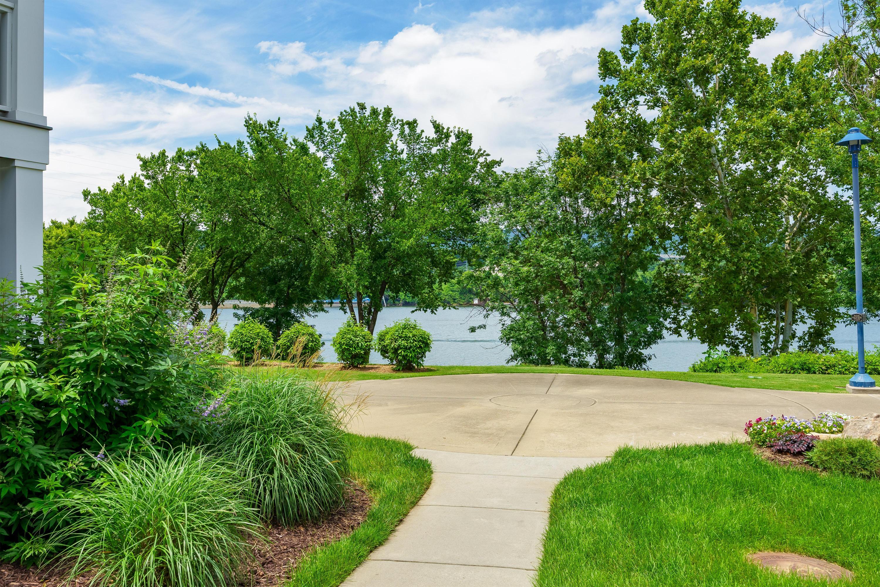 909 Spinnaker Way