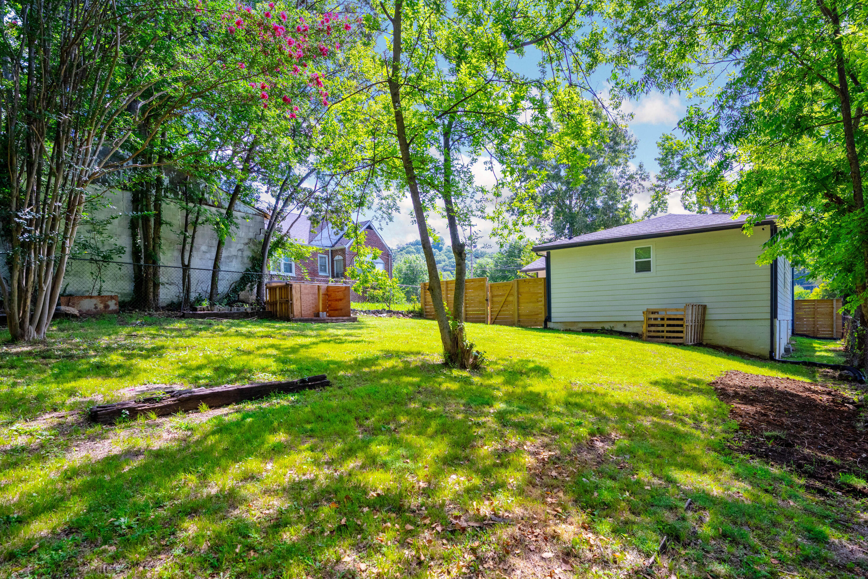 855 N Chamberlain Avenue
