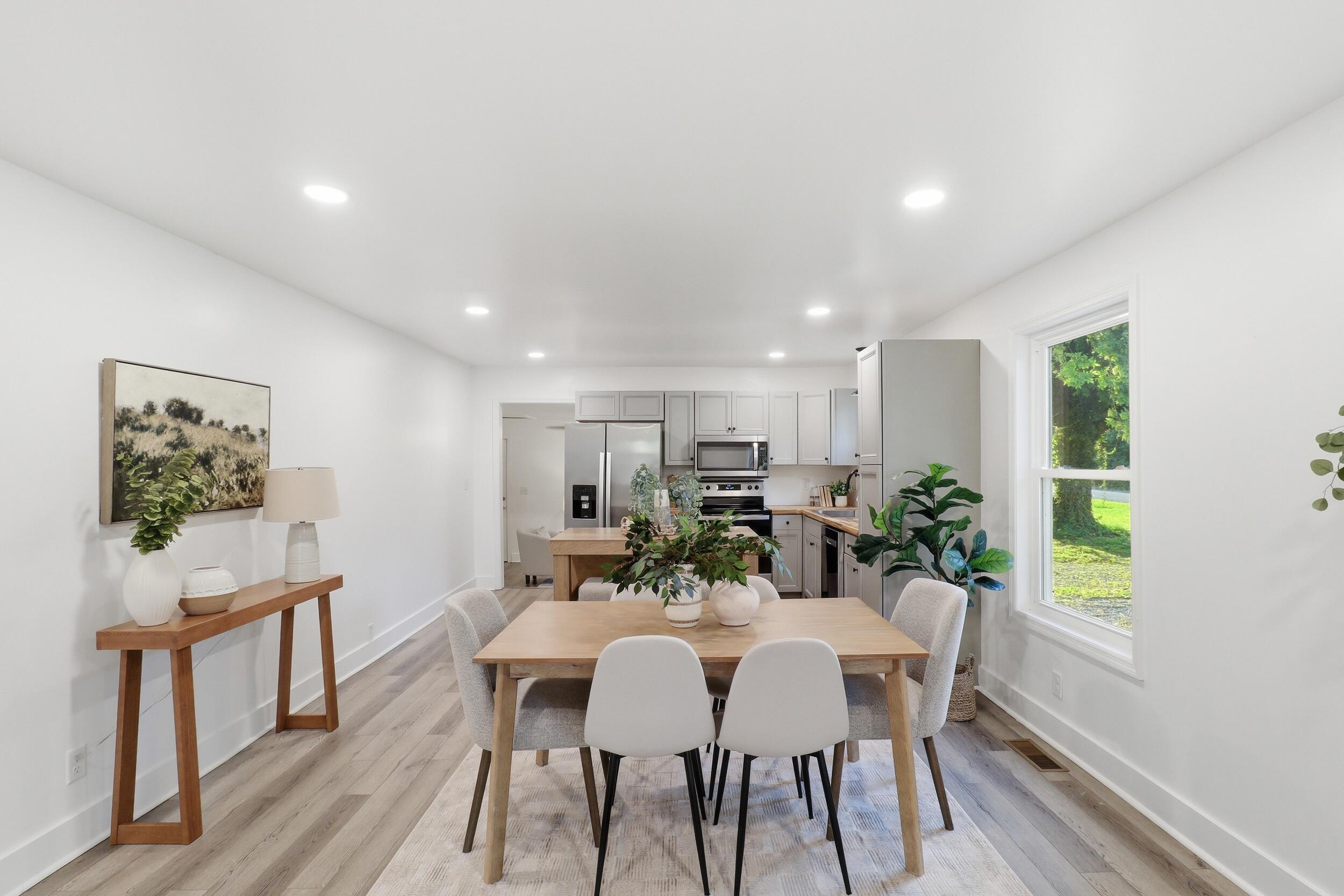 711 W James Avenue