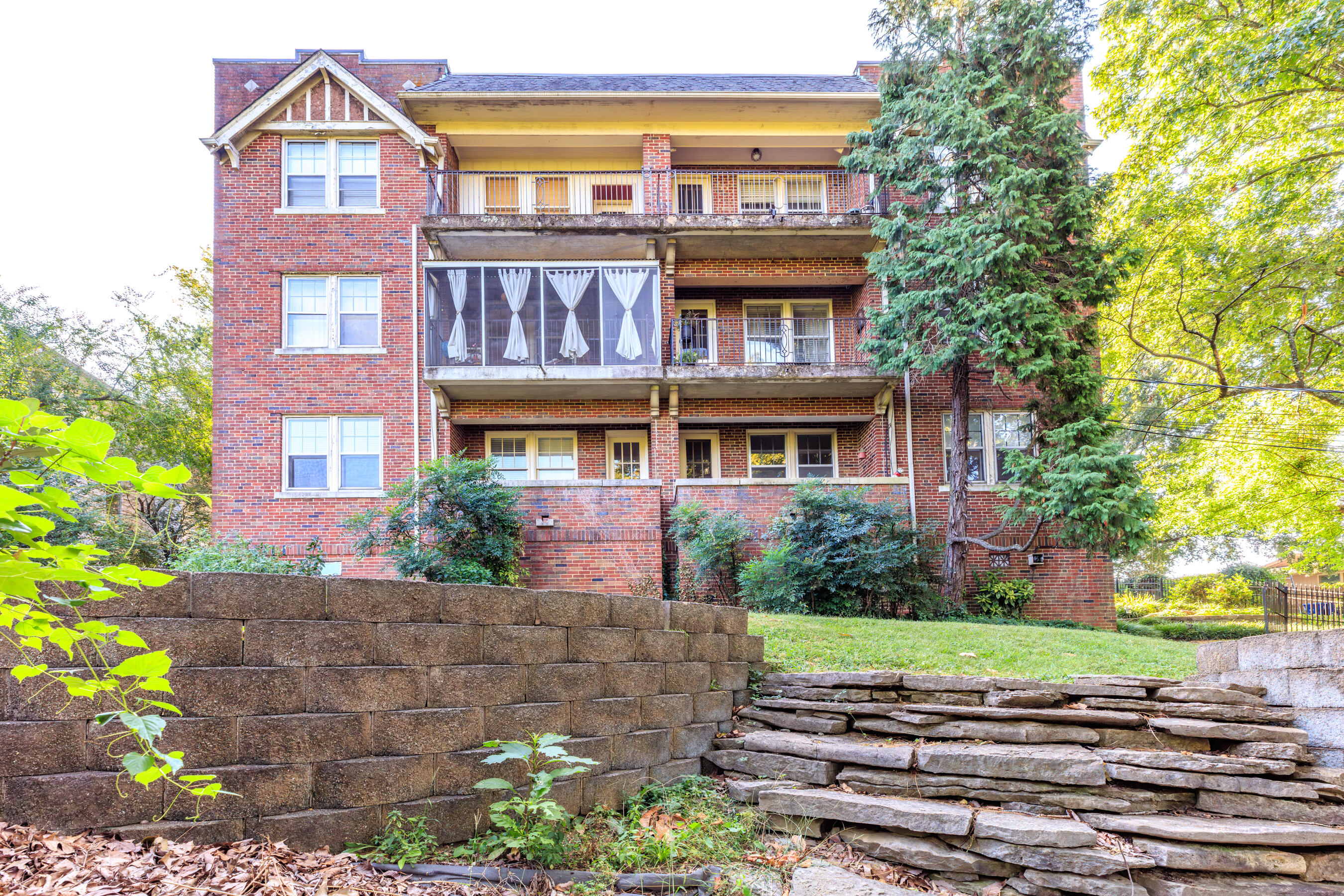 190 N Crest Road, 3