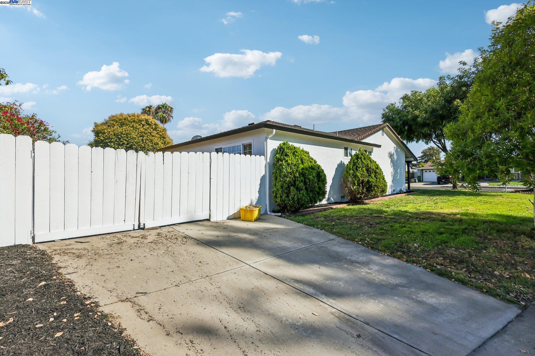 32226 Crest Ln