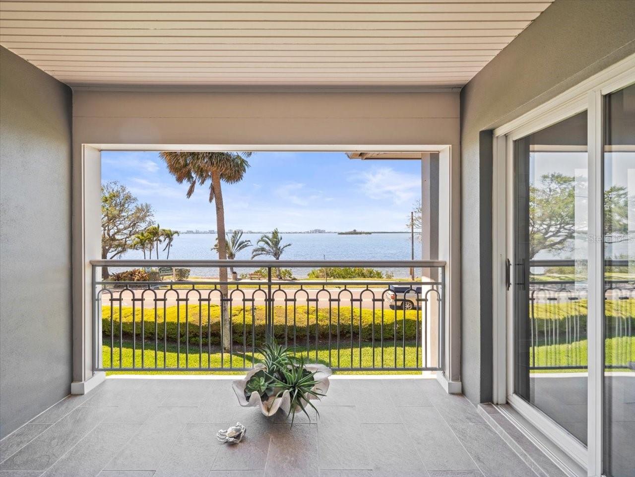 2087 EDGEWATER DR #C