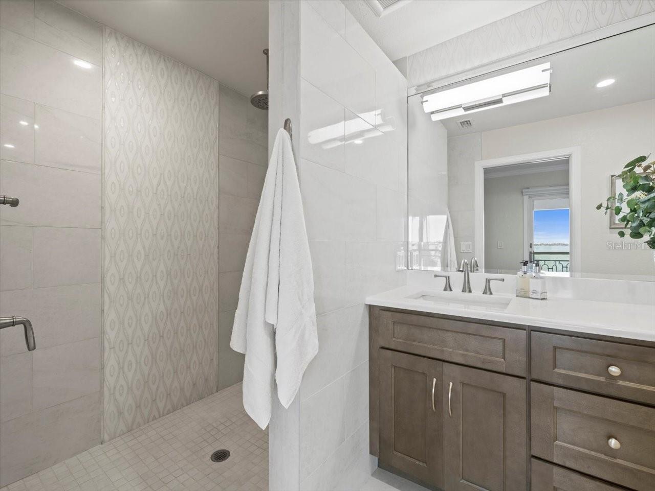 2087 EDGEWATER DR #C