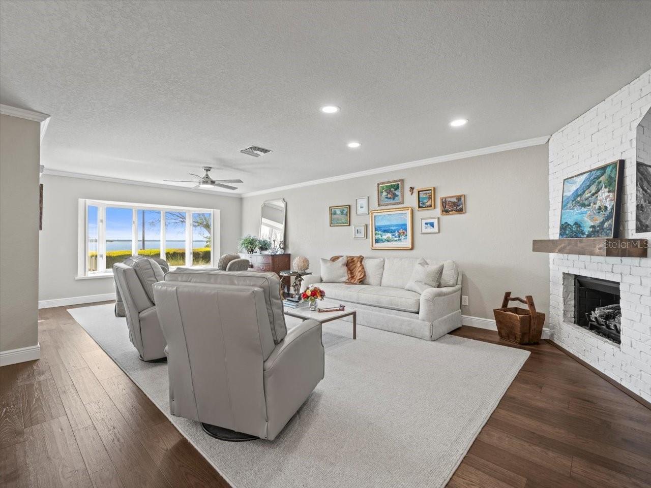 2087 EDGEWATER DR #C